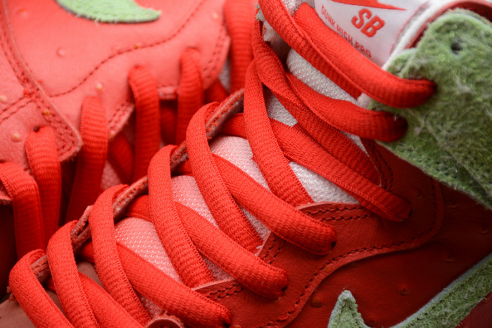 Nike SB Dunk High "Strawberry Cough" - CW7093 600
